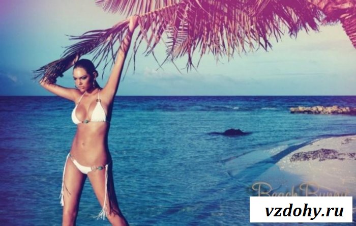 Катя Аптон в сексуальных бикини