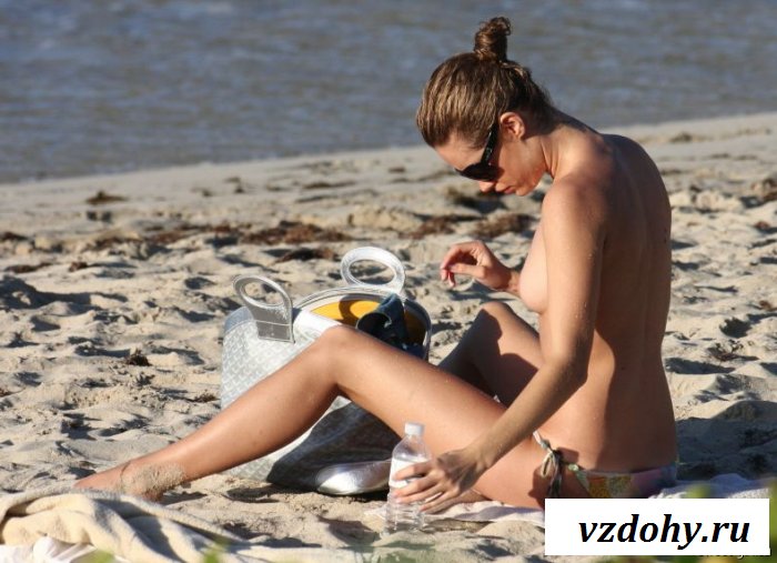 Великолепная модель Юлия Орден на пляже