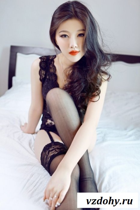 Милая азиаточка соблазняет парней телом