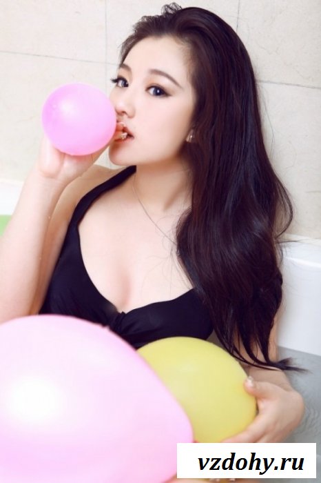 Милая азиаточка соблазняет парней телом