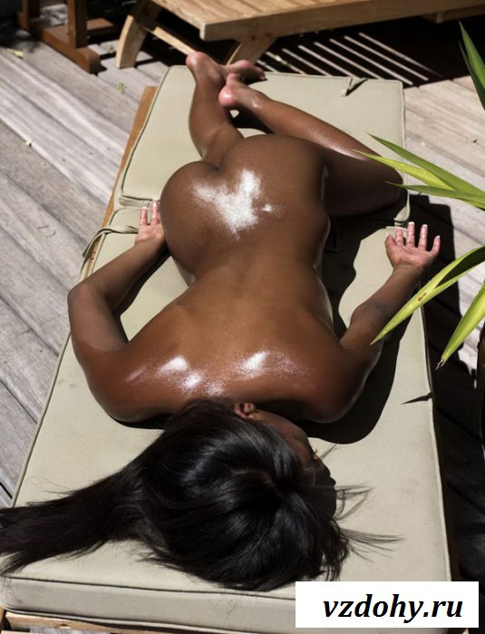 Негритянка отдыхает под лучами солнца