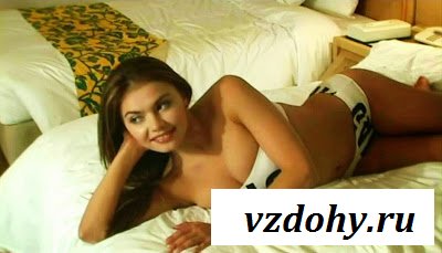 Алина Кабаева в короне и с выглядывающими грудями Алина Кабаева в короне и с выглядывающими грудями