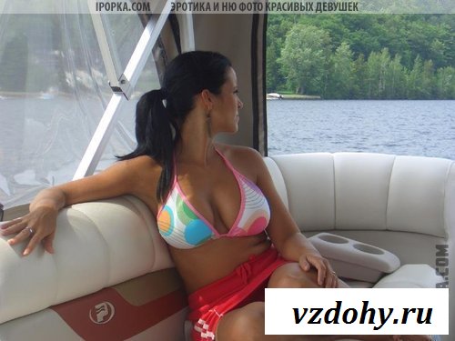 Пляжный сезон с обнаженными сиськами