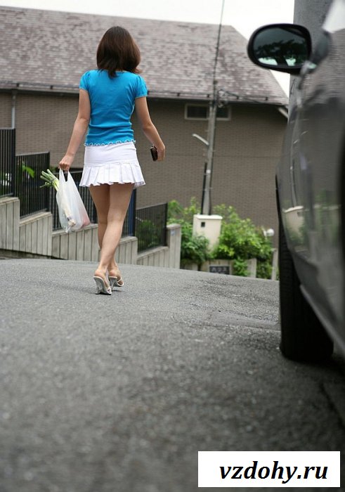 Японка всунула огурец между сисек