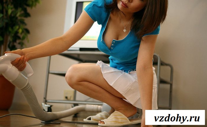 Японка всунула огурец между сисек