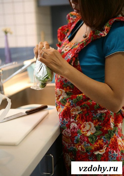 Японка всунула огурец между сисек