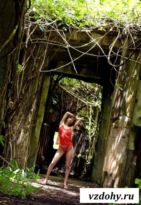 Азиатская куколка лазит голая по стройке