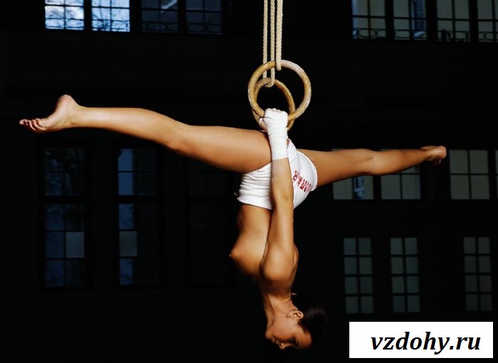 Гибкая и грудастая атлетка