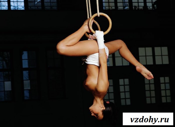 Гибкая и грудастая атлетка