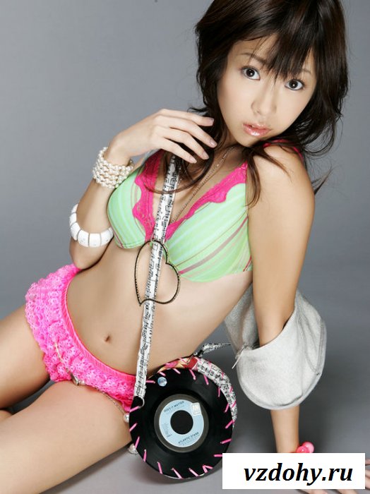 Азиатка в эротичном образе 