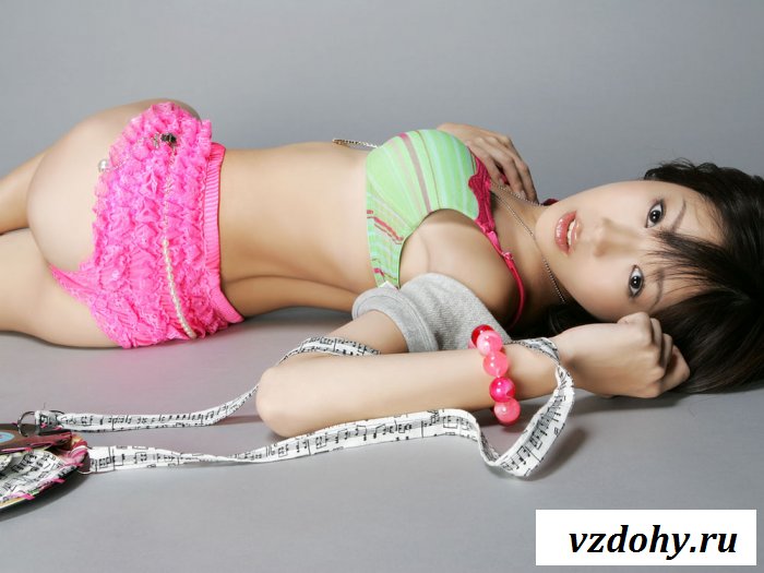 Азиатка в эротичном образе 