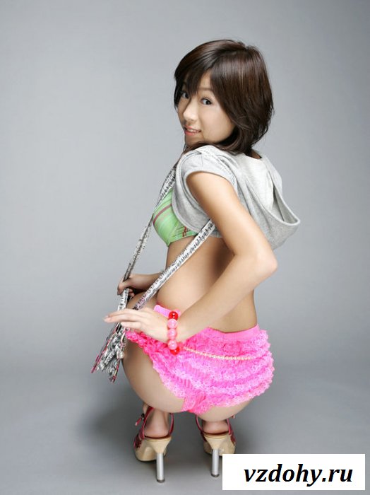 Азиатка в эротичном образе 