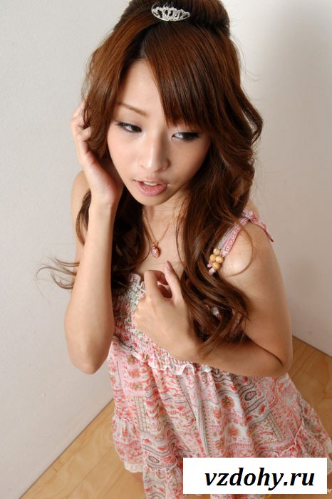 У классной китаянки стройные ножки