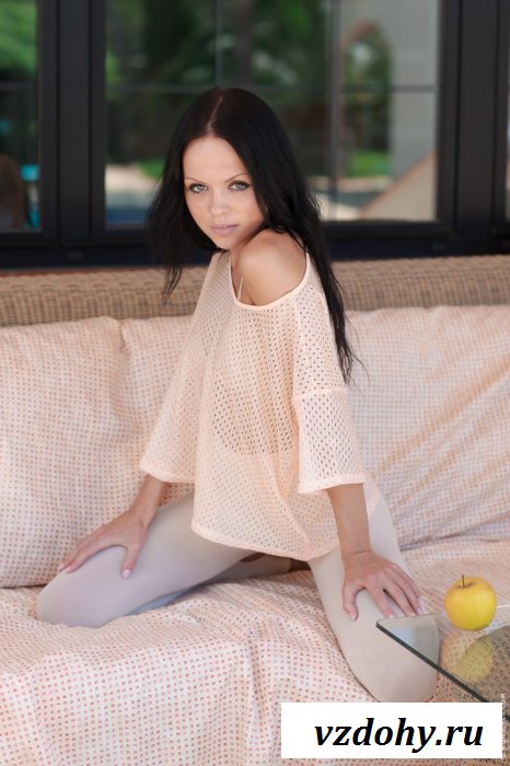 Голая девушка одела колготки