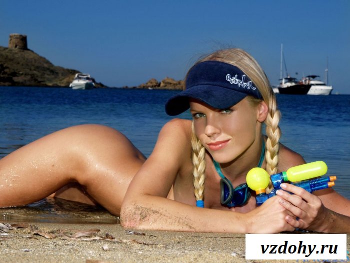 Обнаженная морячка с плетеными косами