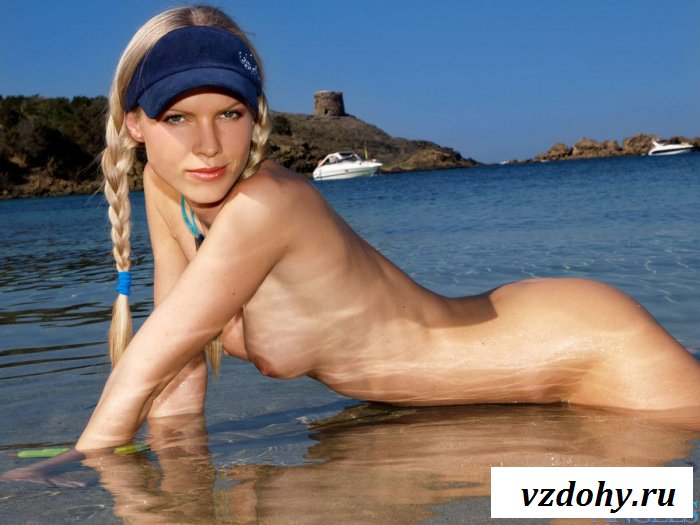 Обнаженная морячка с плетеными косами