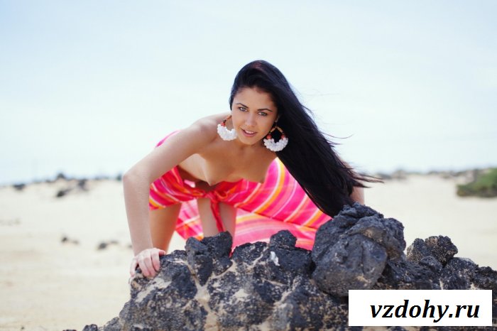 Одинокая голая красотка гуляла по пляжу