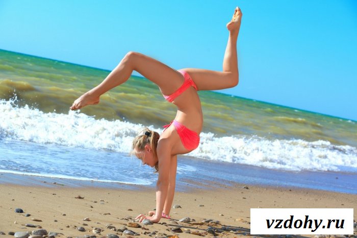 Гимнастика от раздетой сисястой у моря