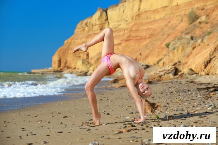 Гимнастика от раздетой сисястой у моря