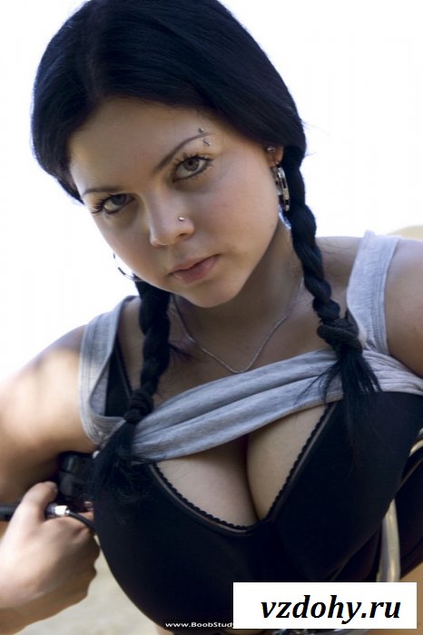 Груди у голой велосипедистки хороши