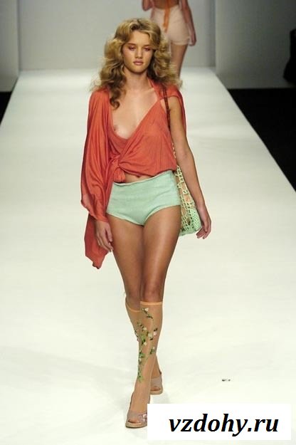 Обнаженная знаменитость Rosie Huntington уличена в разврате