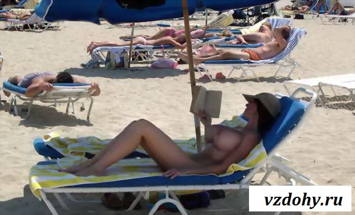 Раскрепощенные девочки лежат топлесс