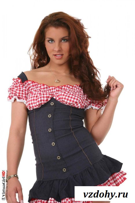 Рыжая с бритой киской нарушает правила