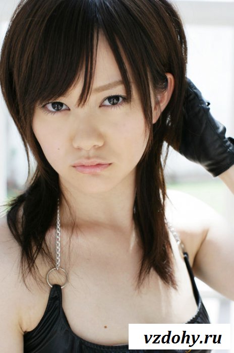 Азиатка в лифчике из латекса