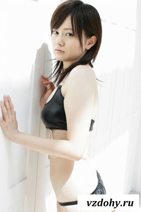 Азиатка в лифчике из латекса