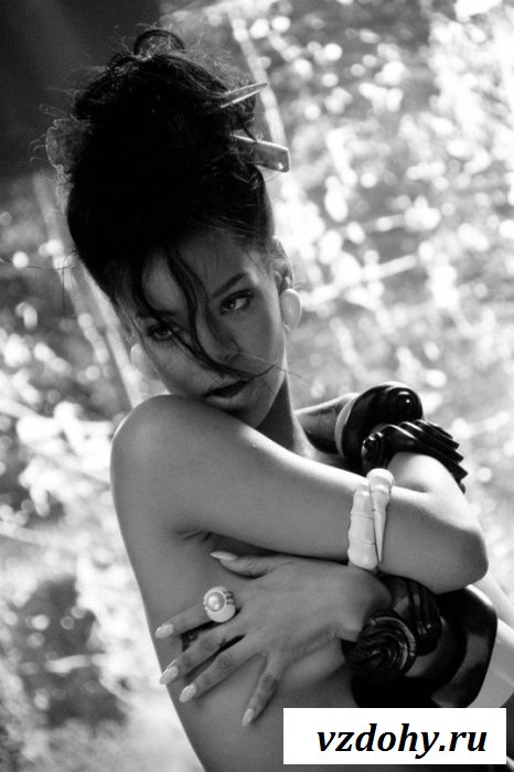 Накрашенная обнаженная грудь знаменитости Rihanna