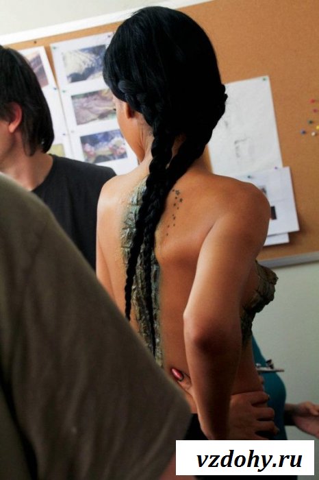 Накрашенная обнаженная грудь знаменитости Rihanna