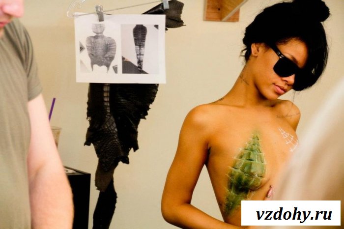 Знаменитость Rihanna в роли эротичной амазонки