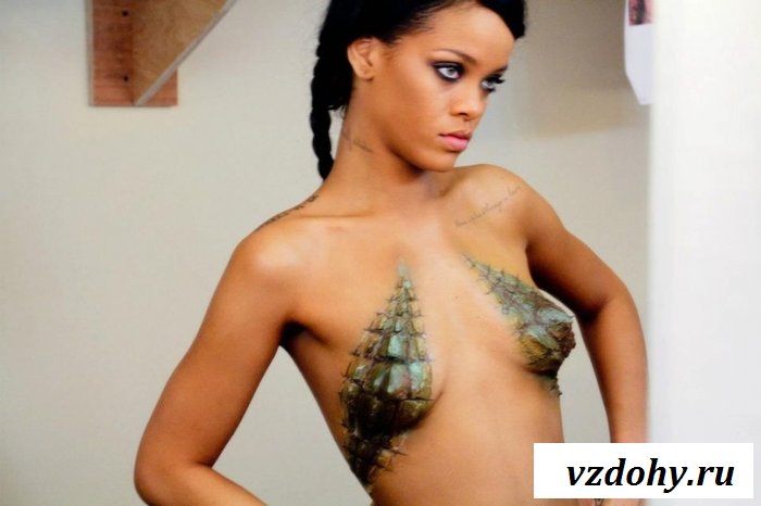 Знаменитость Rihanna в роли эротичной амазонки
