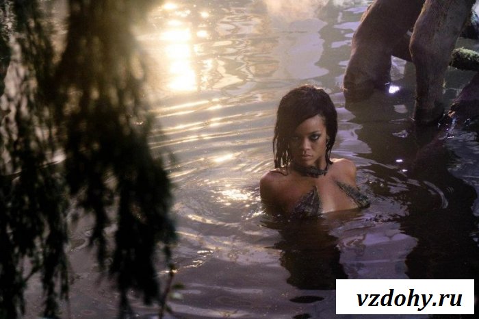 Знаменитость Rihanna в роли эротичной амазонки