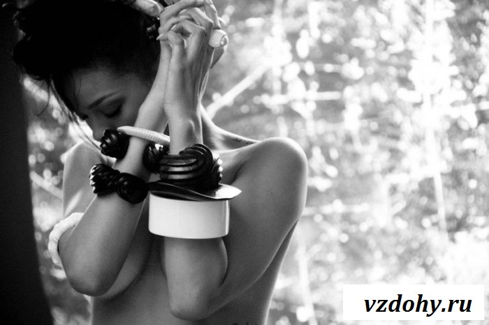 Знаменитость Rihanna в роли эротичной амазонки