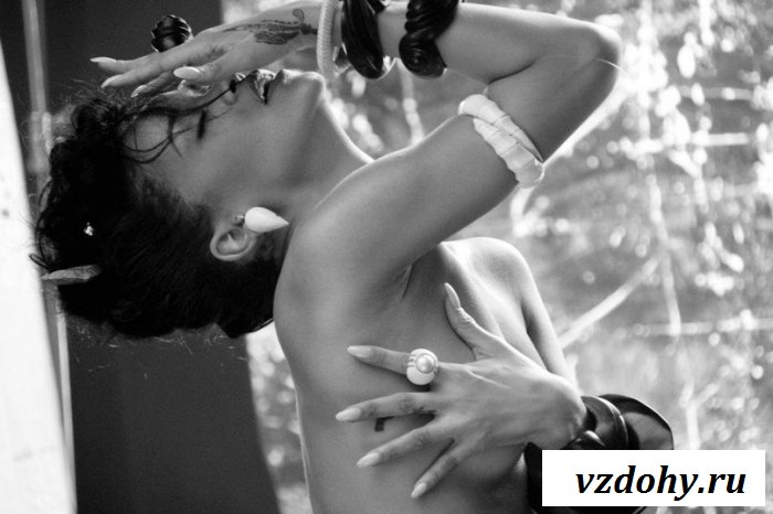 Знаменитость Rihanna в роли эротичной амазонки