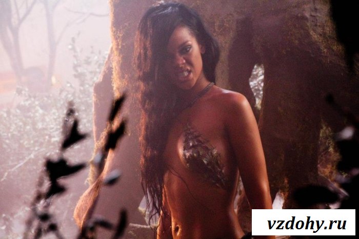 Знаменитость Rihanna в роли эротичной амазонки