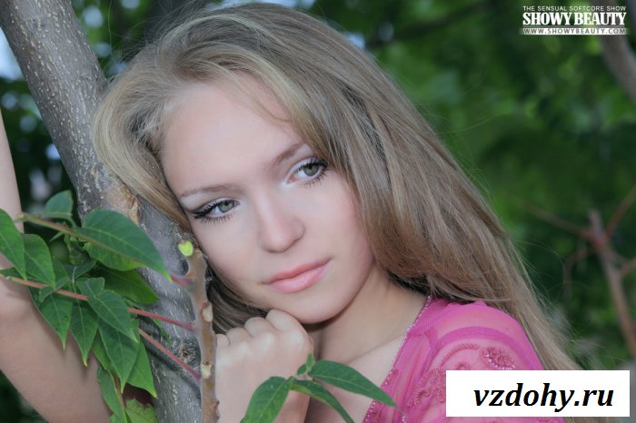 Эротический пикник с девушкой без трусов