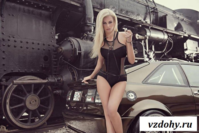 Длинноногие девочки из эротической рекламы авто