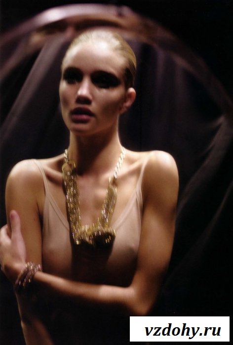 У худощавой знаменитости Rosie Huntington хорошее белье