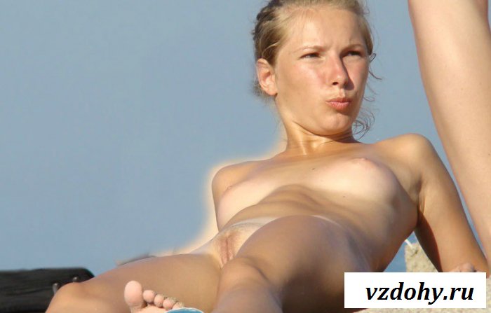 Раскрепощенные девочки лежат топлесс