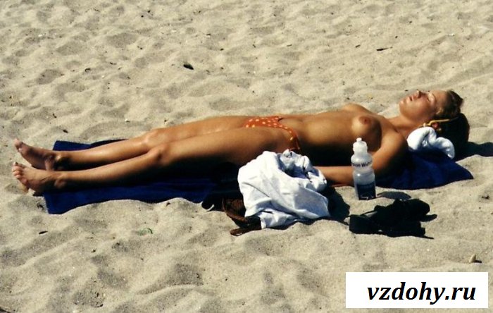 Раскрепощенные девочки лежат топлесс