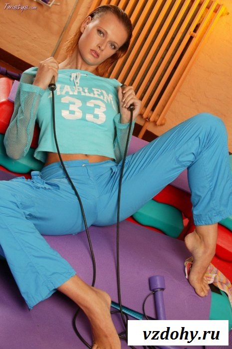 У грудастой обнаженной спортсменки дома