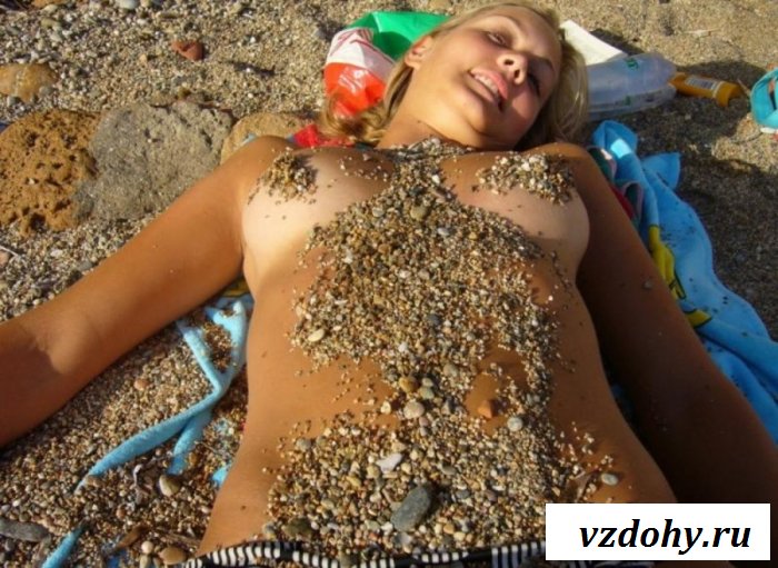 Валялась топлесс на пляже с грязными сиськами