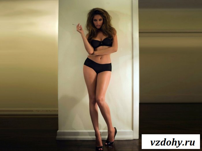 Знаменитая грудастая нимфа Kelly Brook