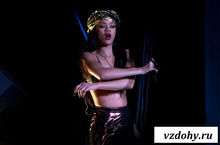 Иногда знаменитость Rihanna обнажает тело
