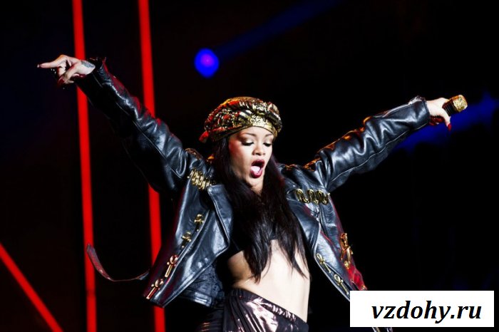 Иногда знаменитость Rihanna обнажает тело