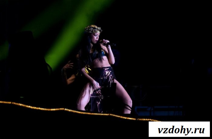 Иногда знаменитость Rihanna обнажает тело