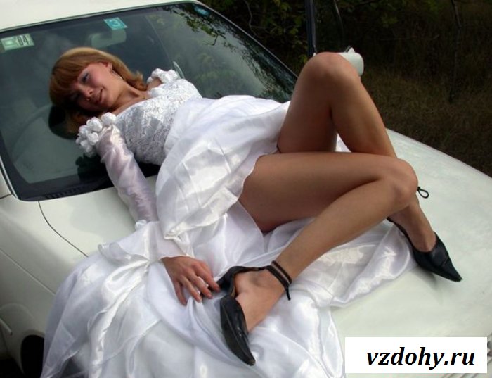 Развратница подруга разделась еще в автомобиле