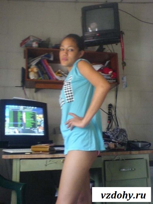 На частных фото красотка с мелкой грудью